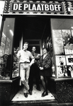 402049 Afbeelding van Nico Kruithof, Ronald Oor en Annie Richmond van de grammofoonplatenwinkel De Plaatboef ...
